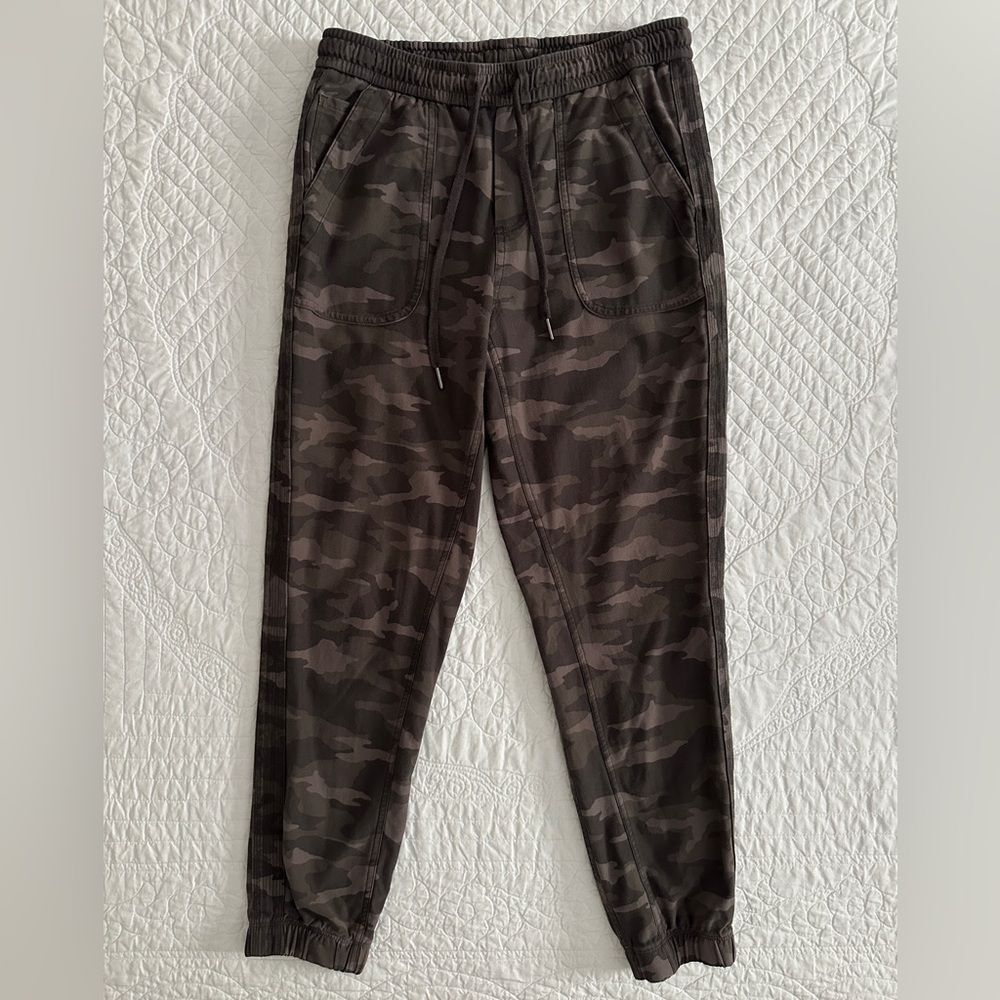 Athleta Camo Farallon Joggers Pants Women’s Size 8 Olive Green - Picture 10 of 13